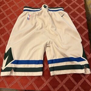 Nike Youth Milwaukee Bucks Swingman Shorts Size Large